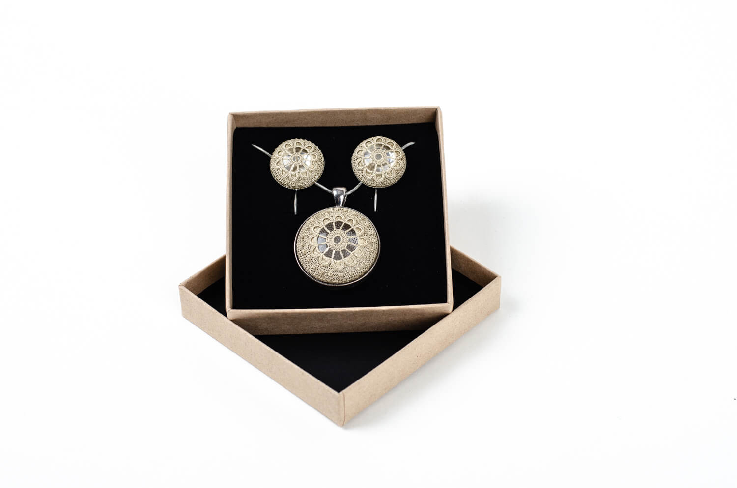 Komplet biżuterii z koronki koniakowskiej OKRĄGŁY BEŻ - Mariola Wojtas zdjęcie 1