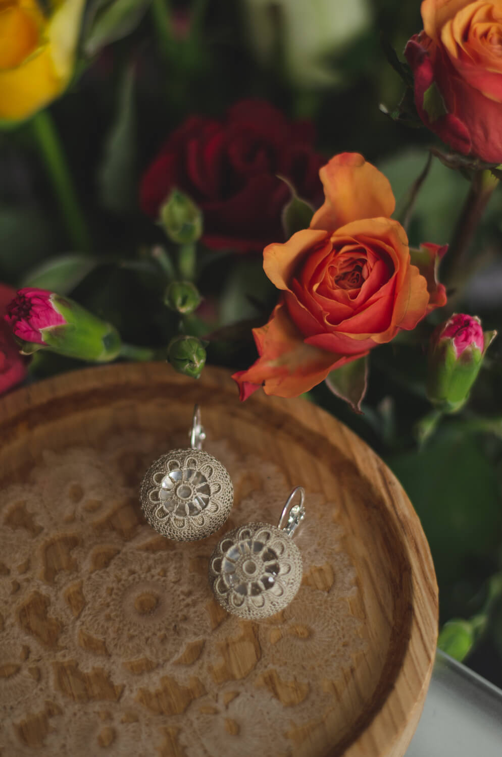 Komplet biżuterii z koronki koniakowskiej OKRĄGŁY BEŻ - Mariola Wojtas zdjęcie 3